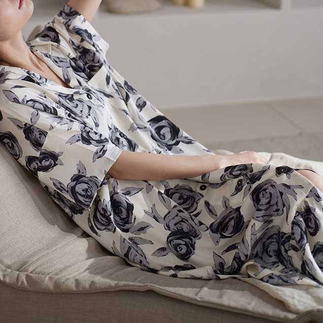 Langes Nachthemd aus Satin im Vintage-Stil mit Rosenmotiv
