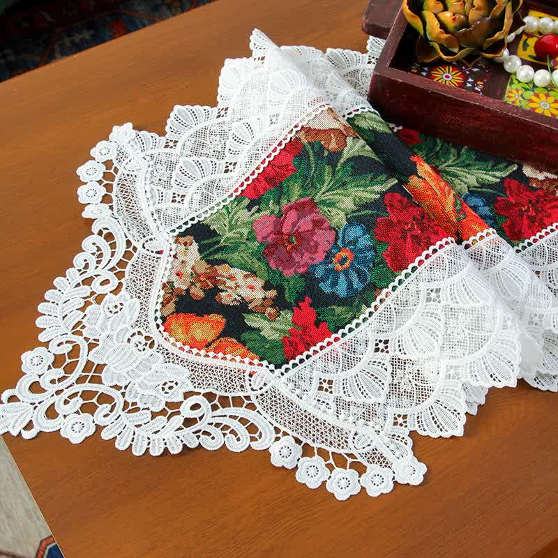 Vintage Patchwork-Tischläufer mit floraler Spitze