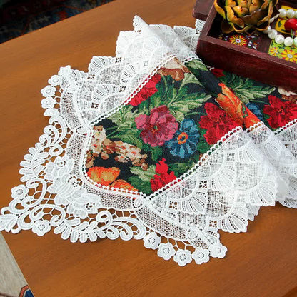 Vintage Patchwork-Tischläufer mit floraler Spitze