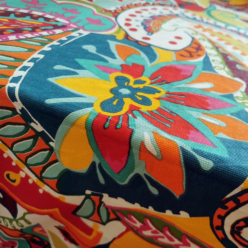 Bunte Tischdecke im Vintage-Ethno-Stil mit Blumenmuster
