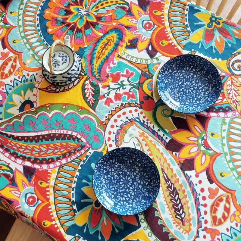 Bunte Tischdecke im Vintage-Ethno-Stil mit Blumenmuster