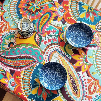 Bunte Tischdecke im Vintage-Ethno-Stil mit Blumenmuster
