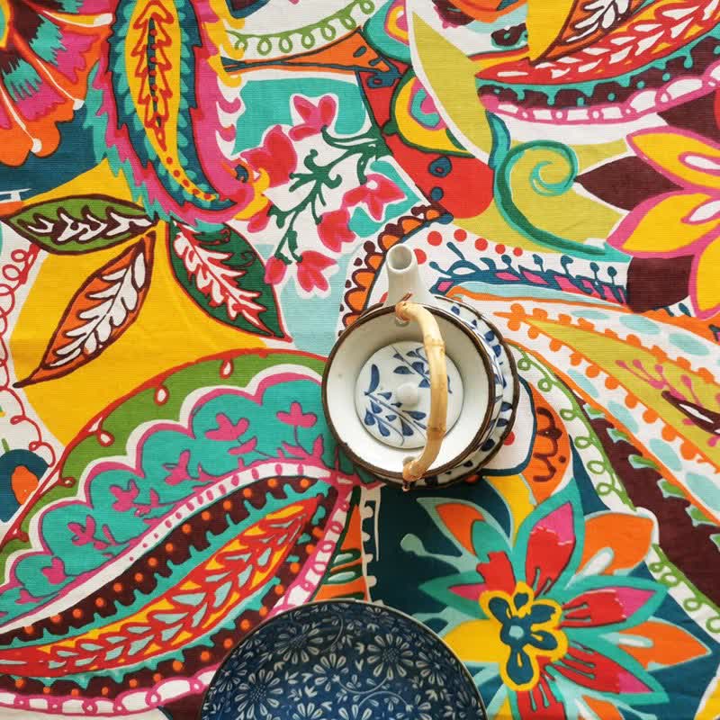 Bunte Tischdecke im Vintage-Ethno-Stil mit Blumenmuster