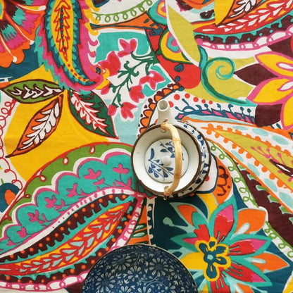Bunte Tischdecke im Vintage-Ethno-Stil mit Blumenmuster
