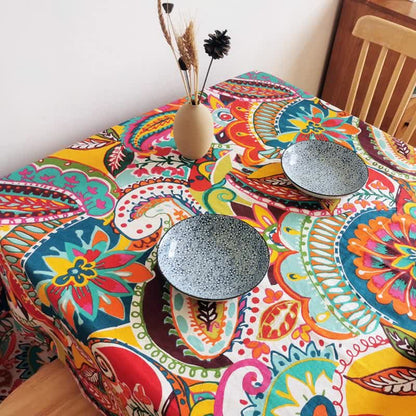 Bunte Tischdecke im Vintage-Ethno-Stil mit Blumenmuster