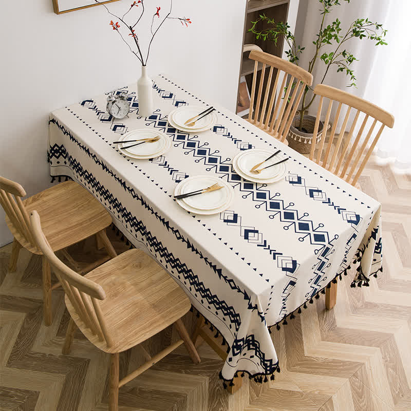 Tischdecke mit Hortensien-Ethno-Quasten-Print