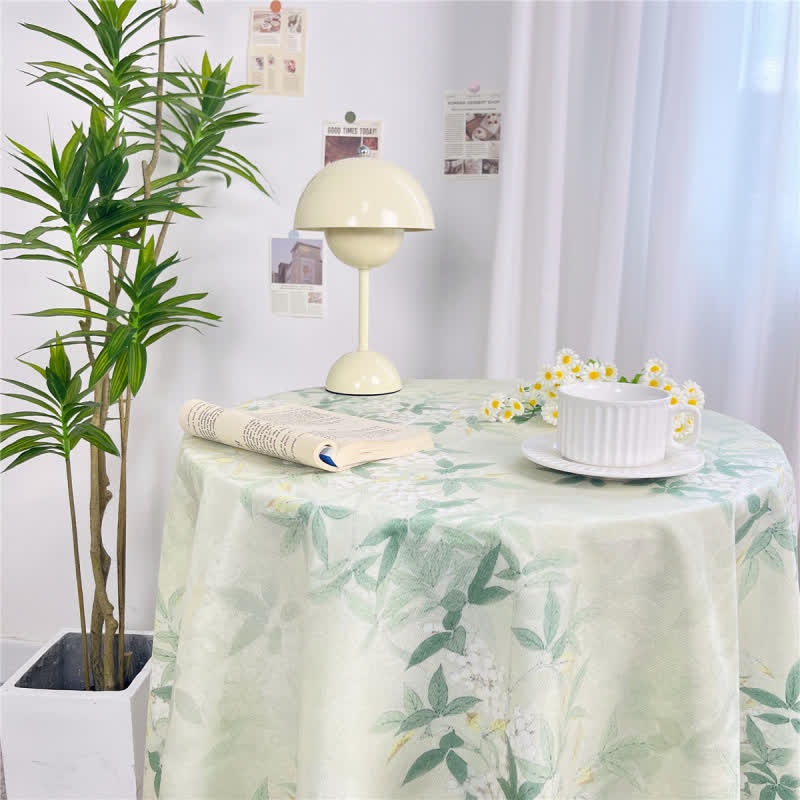 Klassische Tischdecke mit Quasten und Blumenmuster in Grün