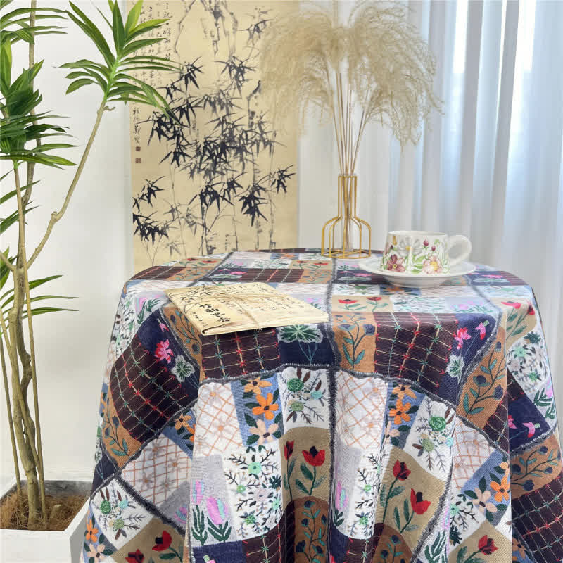 Klassische Tischdecke mit Quasten und Blumenmuster in Grün
