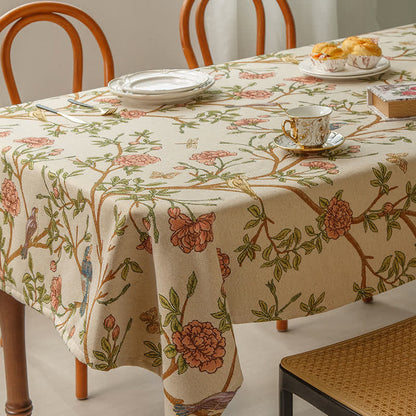Elegante garngefärbte Tischdecke mit Blumen und Vögeln