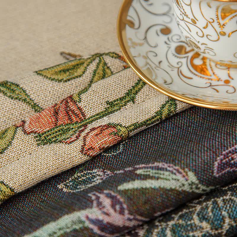 Elegante garngefärbte Tischdecke mit Blumen und Vögeln
