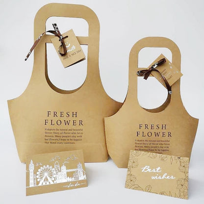 Geschenktüten aus Kraftpapier mit Blumenmotiv und Henkel