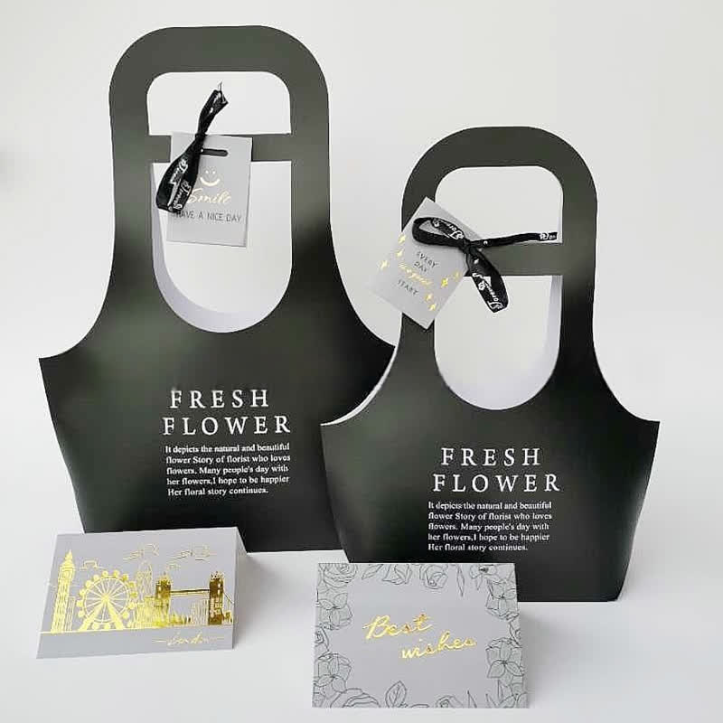 Geschenktüten aus Kraftpapier mit Blumenmotiv und Henkel