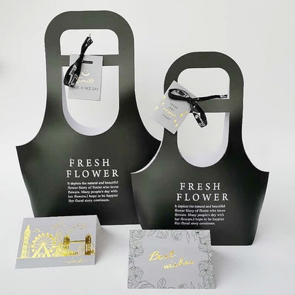 Geschenktüten aus Kraftpapier mit Blumenmotiv und Henkel