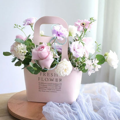 Geschenktüten aus Kraftpapier mit Blumenmotiv und Henkel