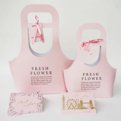 Geschenktüten aus Kraftpapier mit Blumenmotiv und Henkel