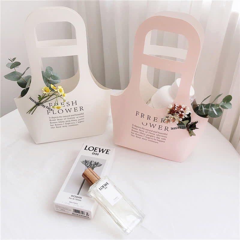Geschenktüten aus Kraftpapier mit Blumenmotiv und Henkel