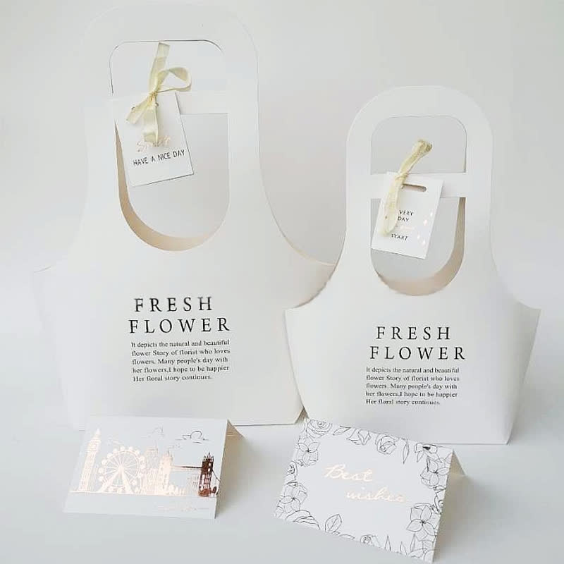 Geschenktüten aus Kraftpapier mit Blumenmotiv und Henkel