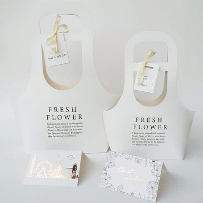 Geschenktüten aus Kraftpapier mit Blumenmotiv und Henkel