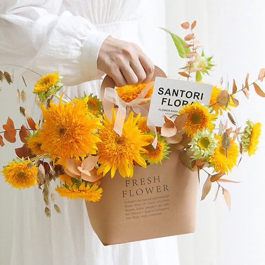 Geschenktüten aus Kraftpapier mit Blumenmotiv und Henkel