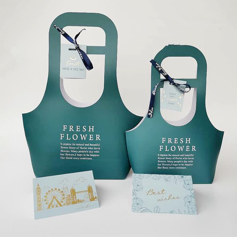 Geschenktüten aus Kraftpapier mit Blumenmotiv und Henkel