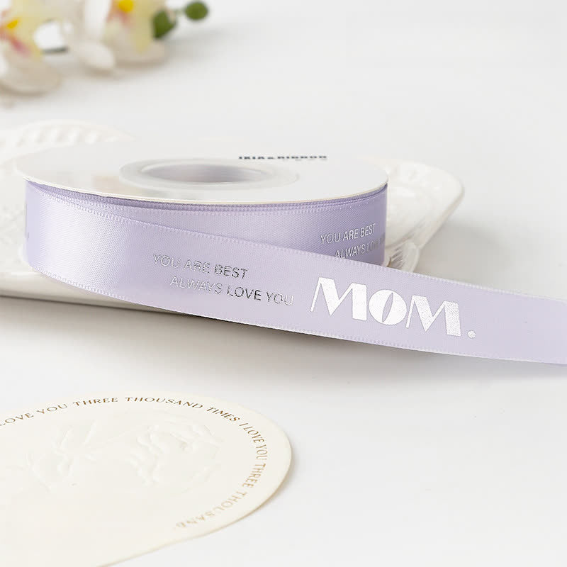 Muttertagsgeschenkbox mit Blumenstrauß und Satinband