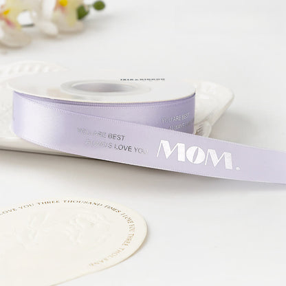 Muttertagsgeschenkbox mit Blumenstrauß und Satinband