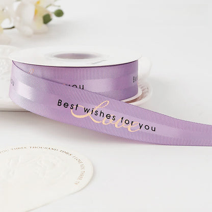 Muttertagsgeschenkbox mit Blumenstrauß und Satinband