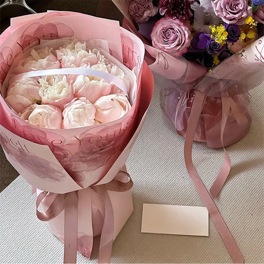 Muttertagsgeschenkbox mit Blumenstrauß und Satinband