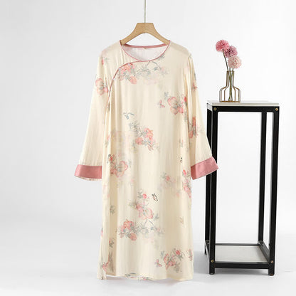 Loungewear aus weichem Satin mit Blumenmuster und Schmetterlingen