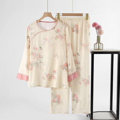 Loungewear aus weichem Satin mit Blumenmuster und Schmetterlingen