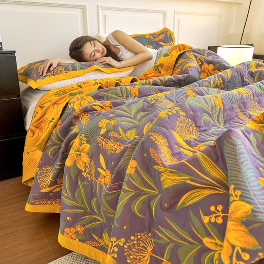 Bequeme Steppdecke aus dreilagiger Baumwollgaze mit Blumenmuster