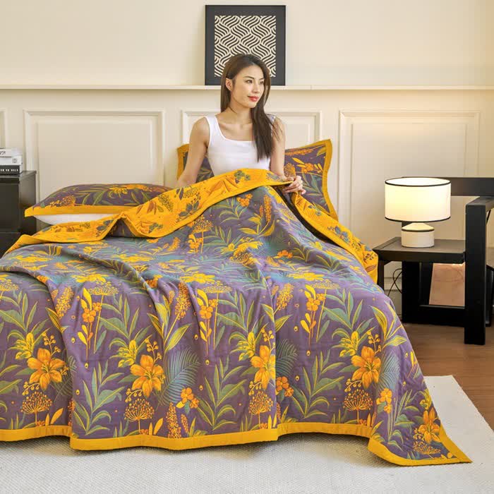 Bequeme Steppdecke aus dreilagiger Baumwollgaze mit Blumenmuster