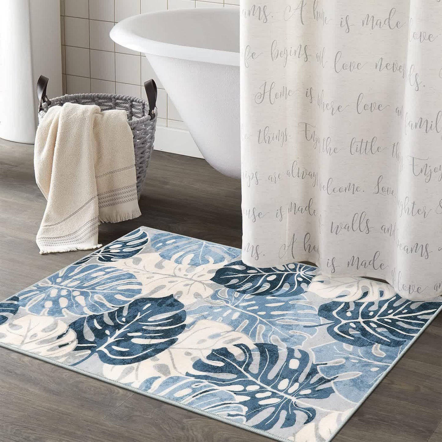 Teppich mit tropischen Blättern und Blumen