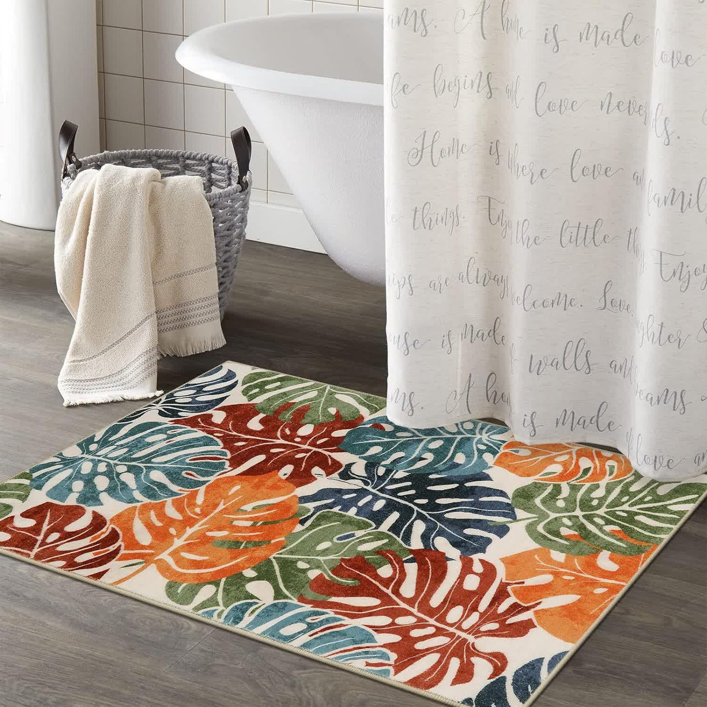 Teppich mit tropischen Blättern und Blumen