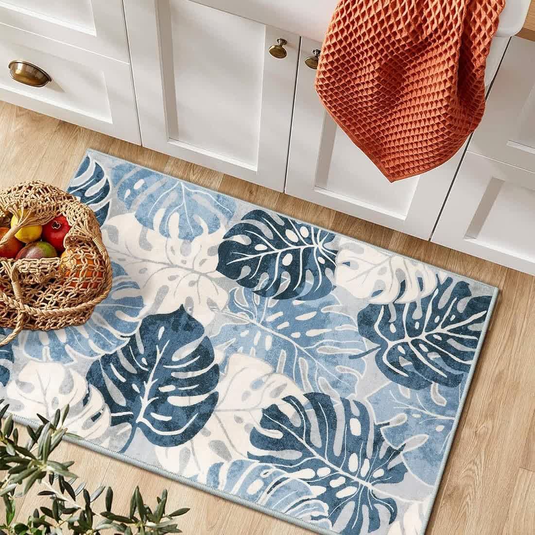 Teppich mit tropischen Blättern und Blumen