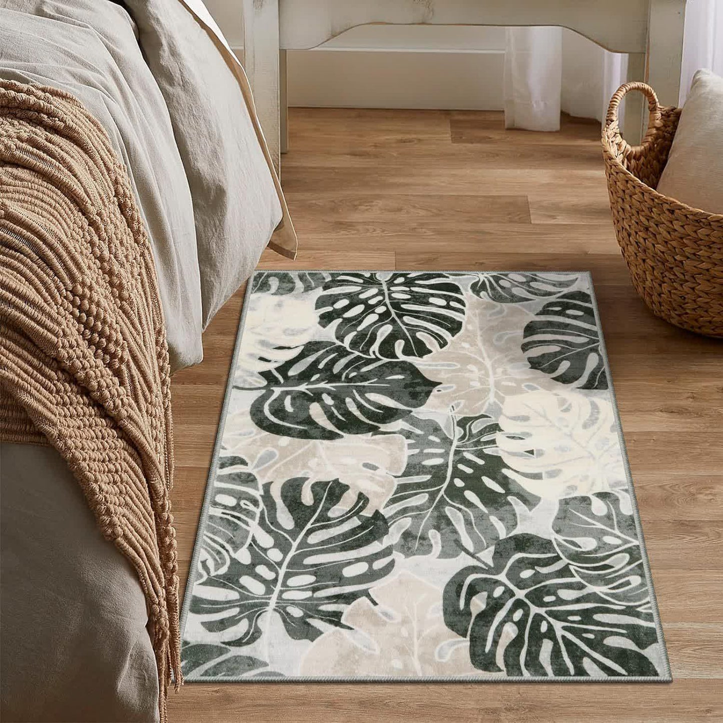 Teppich mit tropischen Blättern und Blumen