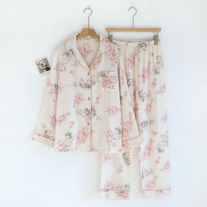 Elegante Loungewear mit Kirschblütenzweigen und Blättern