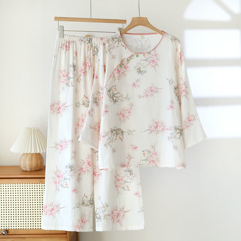Elegante Loungewear mit Kirschblütenzweigen und Blättern