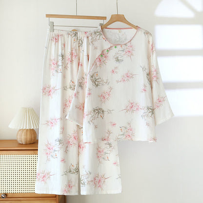 Elegante Loungewear mit Kirschblütenzweigen und Blättern