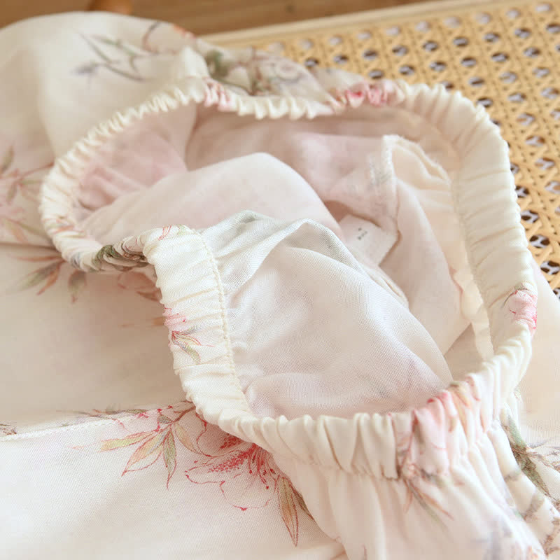 Elegante Loungewear mit Kirschblütenzweigen und Blättern