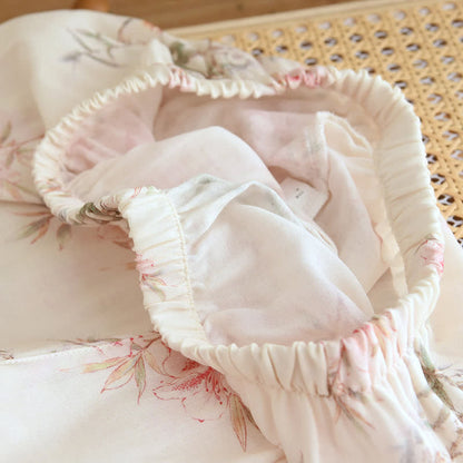 Elegante Loungewear mit Kirschblütenzweigen und Blättern