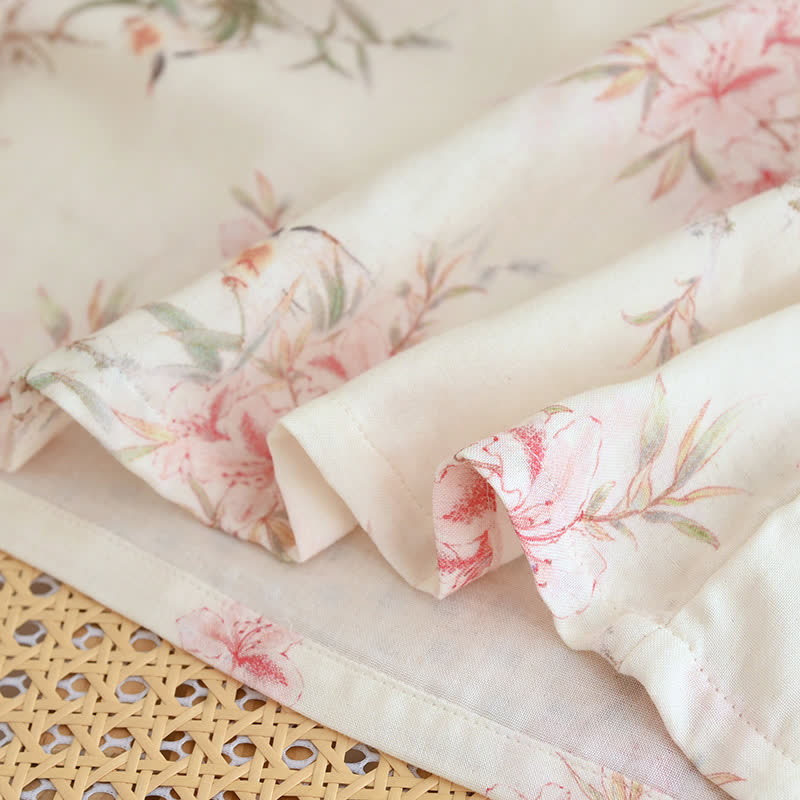 Elegante Loungewear mit Kirschblütenzweigen und Blättern