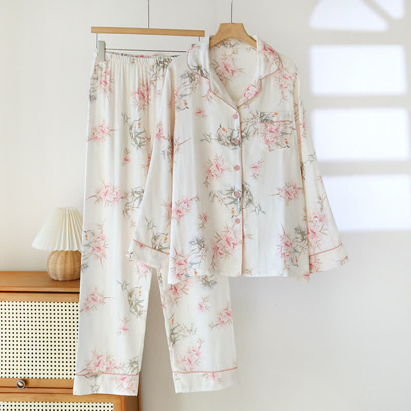 Elegante Loungewear mit Kirschblütenzweigen und Blättern