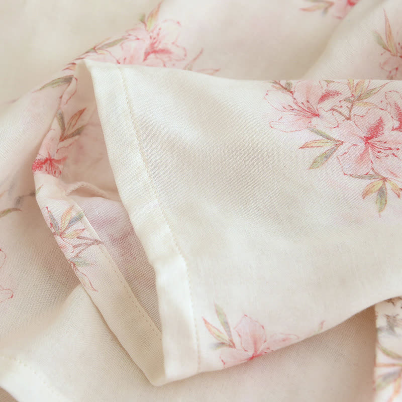 Elegante Loungewear mit Kirschblütenzweigen und Blättern