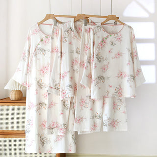 Elegante Loungewear mit Kirschblütenzweigen und Blättern
