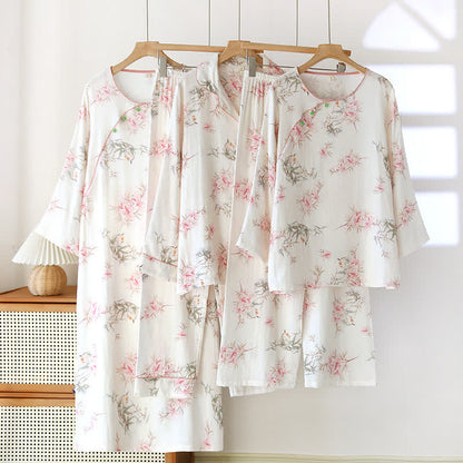 Elegante Loungewear mit Kirschblütenzweigen und Blättern