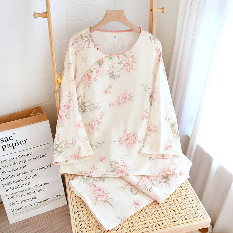 Elegante Loungewear mit Kirschblütenzweigen und Blättern