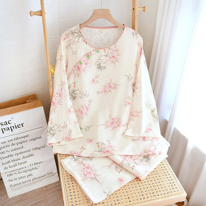 Elegante Loungewear mit Kirschblütenzweigen und Blättern