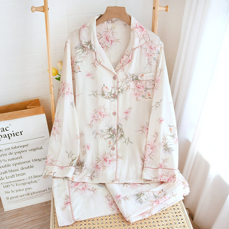 Elegante Loungewear mit Kirschblütenzweigen und Blättern