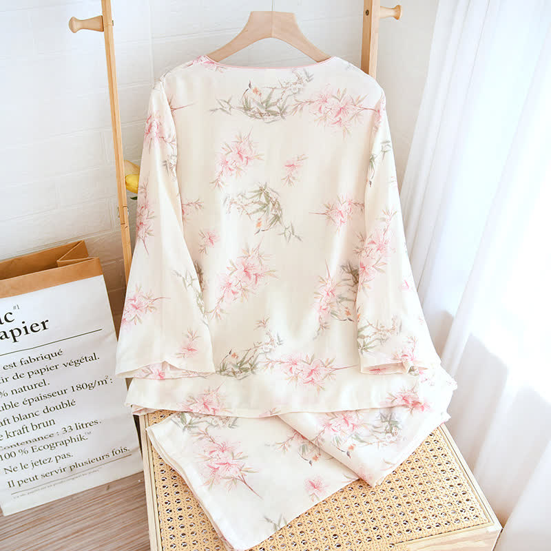 Elegante Loungewear mit Kirschblütenzweigen und Blättern